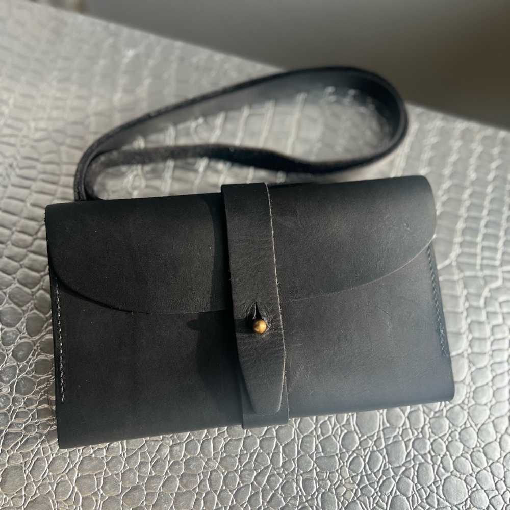 URBAN SOUTHERN Leather Women's CROSSBODY WALLET 
BLACK